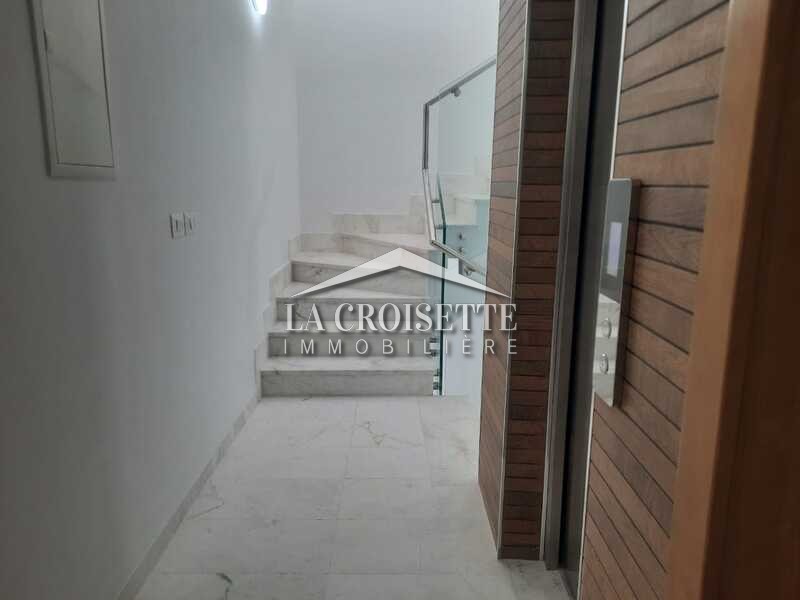 Triplex S+5 avec piscine à La Soukra